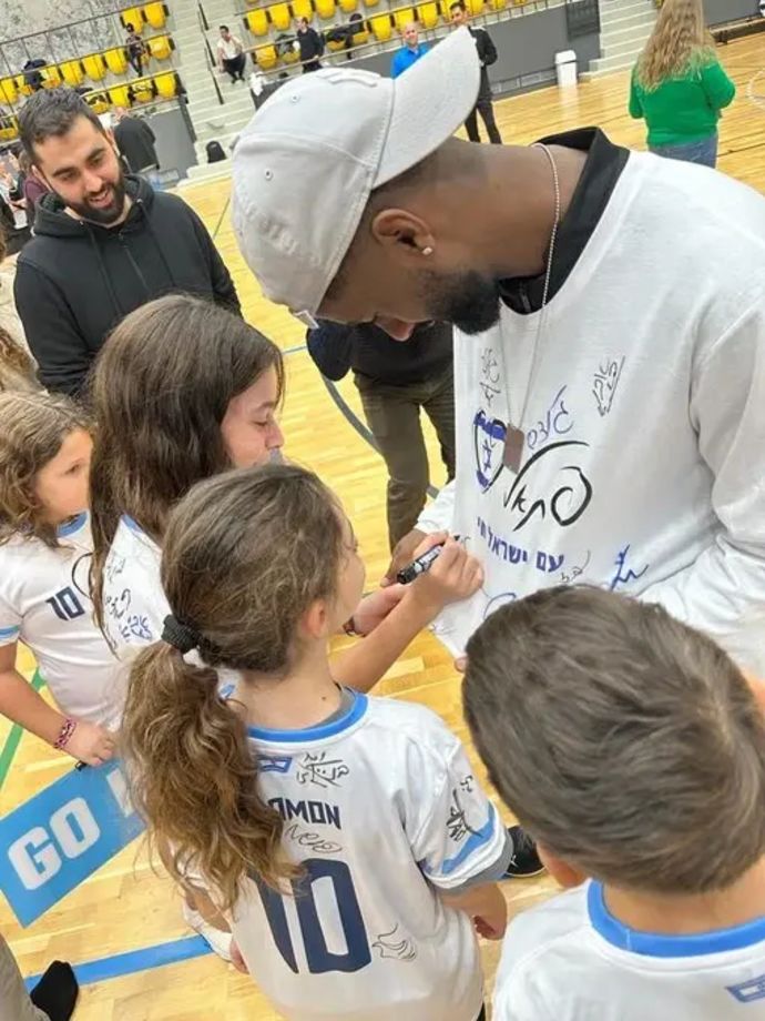 ילדי העוטף שטסו להונגריה לצפות במשחקי נבחרת ישראל, נפגשו עם שחקני הנבחרת והעניקו להם חולצות עליהם הכיתוב: &lsquo;Bring them home&rsquo;