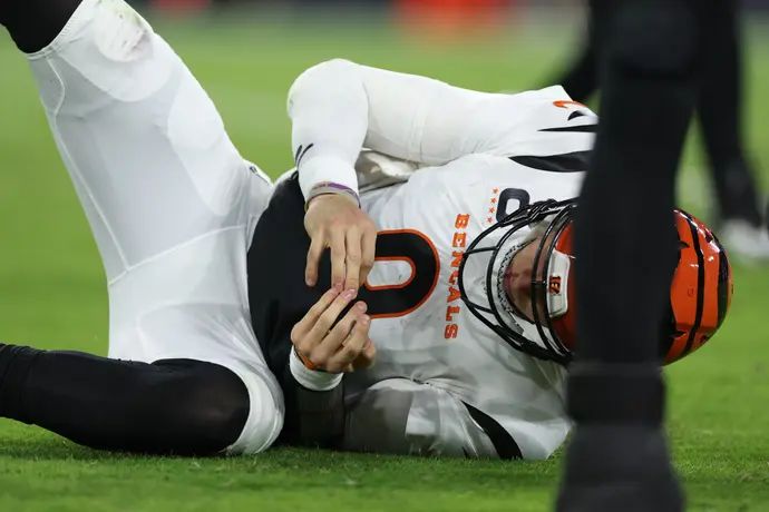 שחקן סינסינטי בנגאלס ג'ו בורו נפצע במשחק מול בולטימור רייבנס