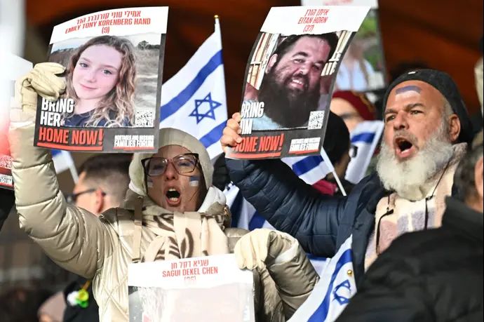 אוהדי נבחרת ישראל במחאת החטופים נגד נבחרת רומניה