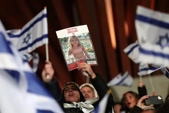 אוהדי נבחרת ישראל במחאת החטופים נגד נבחרת רומניה