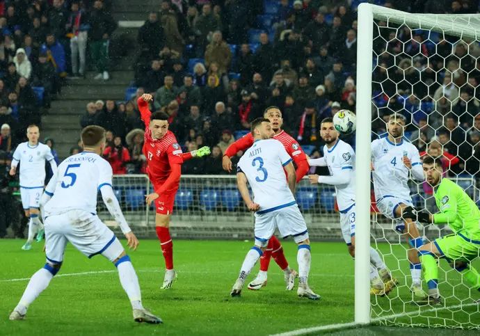 רובן ורגאס שחקן נבחרת שוויץ נוגח לרשת נבחרת קוסובו