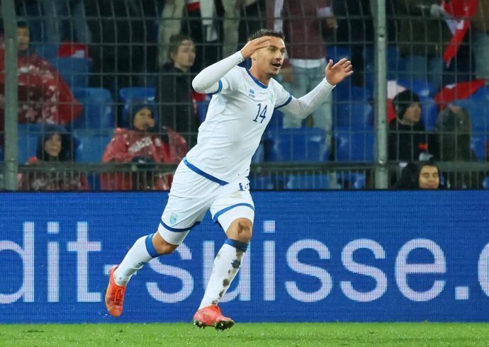 מוחמט חוסני שחקן נבחרת קוסובו חוגג שער