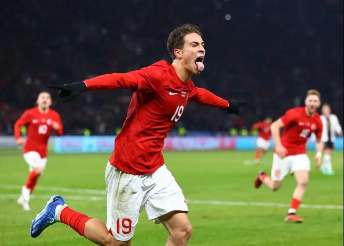 קנאן יילדיז שחקן נבחרת טורקיה חוגג שער