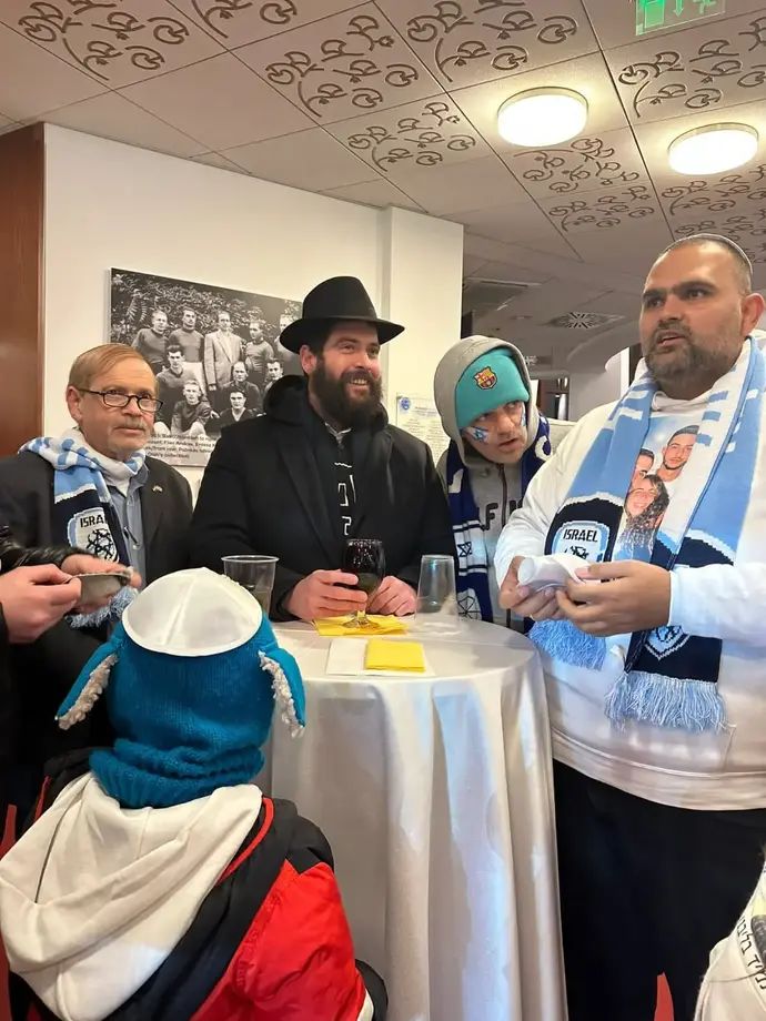 שגריר ישראל בהונגריה יעקב הדס הנדלסמן עם הרב של חב"ד הונגריה שמואל רסקין