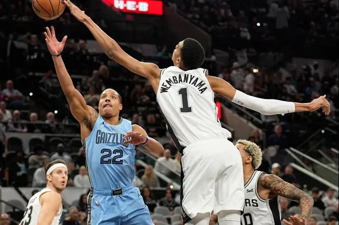 דזמונד ביין, ממפיס גריזליס, נחסם על ידי ויקטור וומבניאמה, סן אנטוניו ספרס