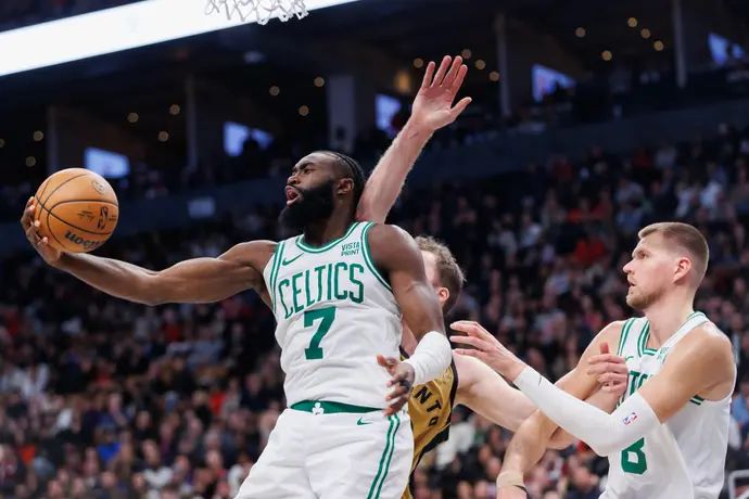 ג'יילן בראון לצד קריסטאפס פורזינגיס בוסטון סלטיקס