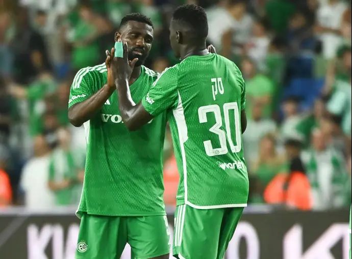 פרנזי פיירו עם עבדולאי סק שחקני מכבי חיפה