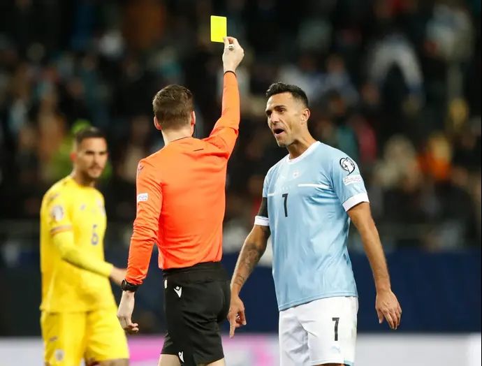 שחקן נבחרת ישראל, ערן זהבי, סופג כרטיס צהוב