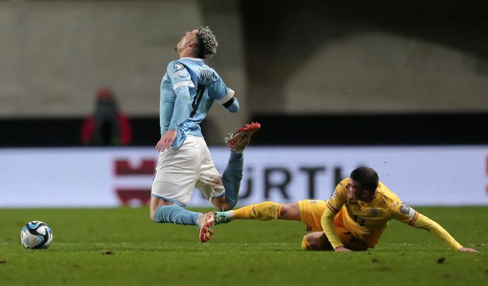 דור תורג'מן שחקן נבחרת ישראל מוכשל על ידי ולנטין מיחאילה שחקן נבחרת רומניה