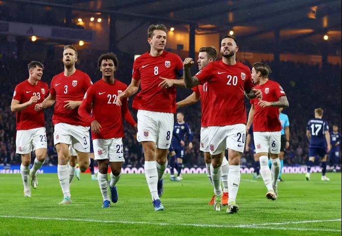 שחקני נבחרת נורבגיה חוגגים עם ארון דונום