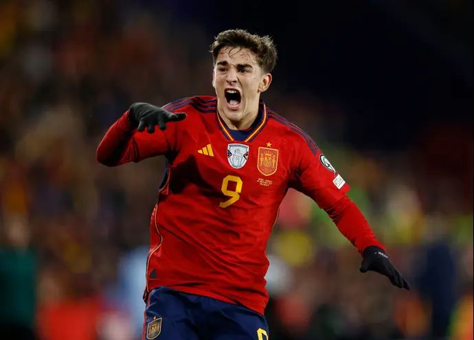 גאבי שחקן נבחרת ספרד לאחר שנפצע בברכו