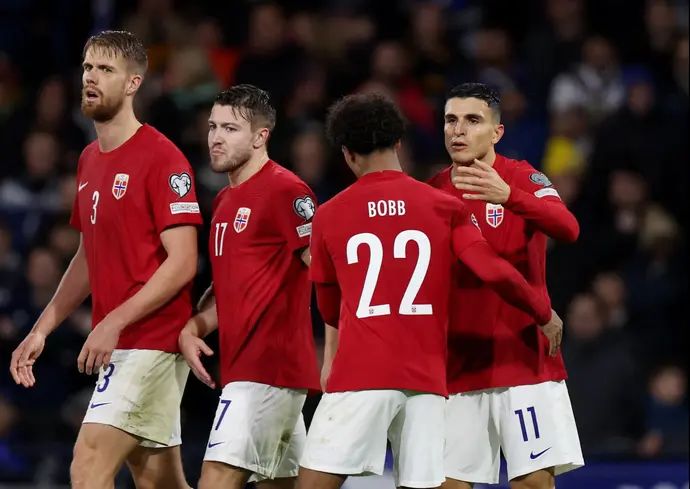 מוחמד אליונוסי חוגג עם שחקני נבחרת נורבגיה