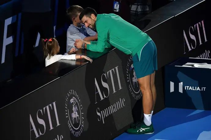 נובאק ג'וקוביץ' טניסאי סרבי עם ילדיו לאחר זכייה בטורניר גמר הסבב