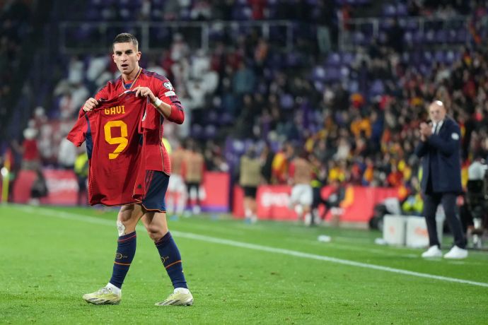 פראן טורס נבחרת ספרד עם החולצה של גאבי