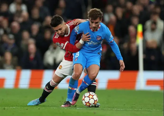 שחקן אתלטיקו מדריד אנטואן גריזמן מול שחקן מנצ'סטר יונייטד אלכס טלס