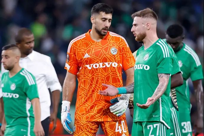 שוער מכבי חיפה, שריף כיוף, עם המגן פייר קורנו