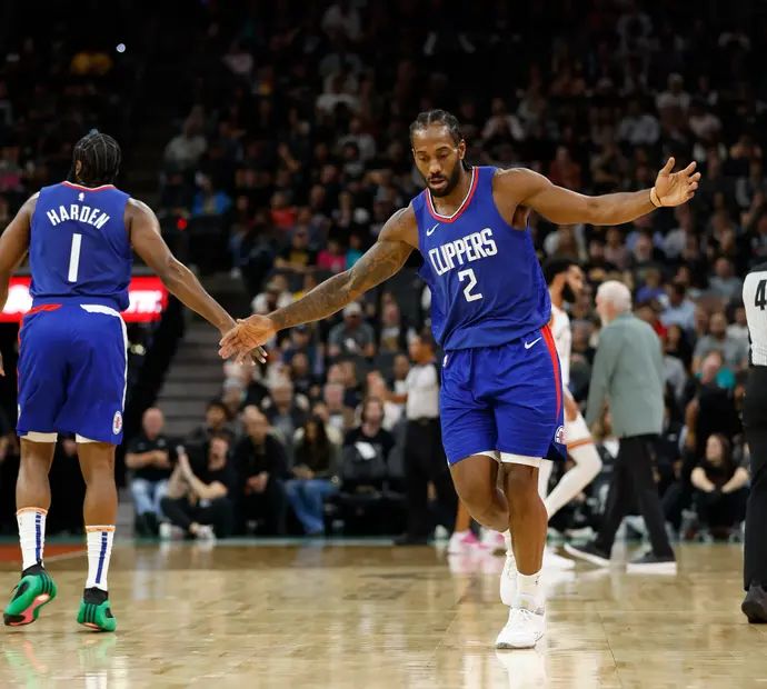 שחקן לוס אנג'לס קליפרס קוואי לאונרד לצד ג'יימס הארדן