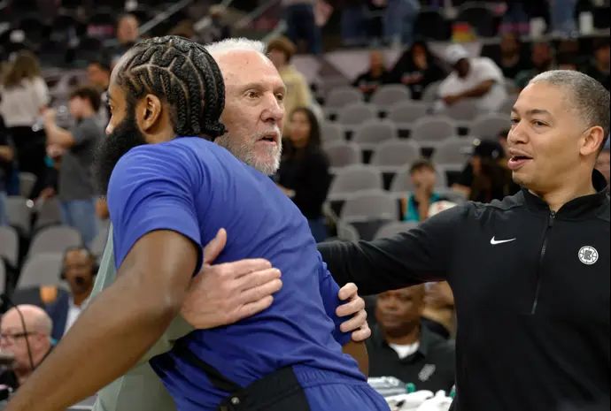 מאמן סן אנטוניו גרג פופוביץ' מחבק את שחקן לוס אנג'לס קליפרס ג'יימס הארדן