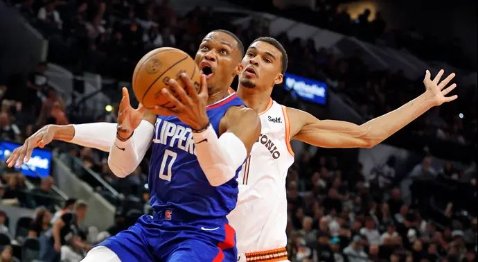 שחקן לוס אנג'לס קליפרס ראסל ווסטברוק מול ויקטור וומבניאמה, סן אנטוניו ספרס