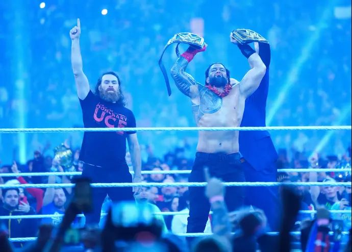 לוחמי ה-WWE רומן ריינס לצד סמי זאיין