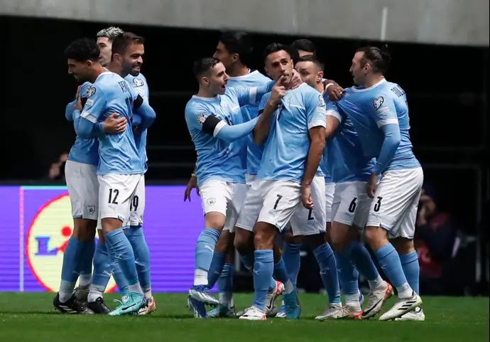 שחקני נבחרת ישראל חוגגים עם ערן זהבי