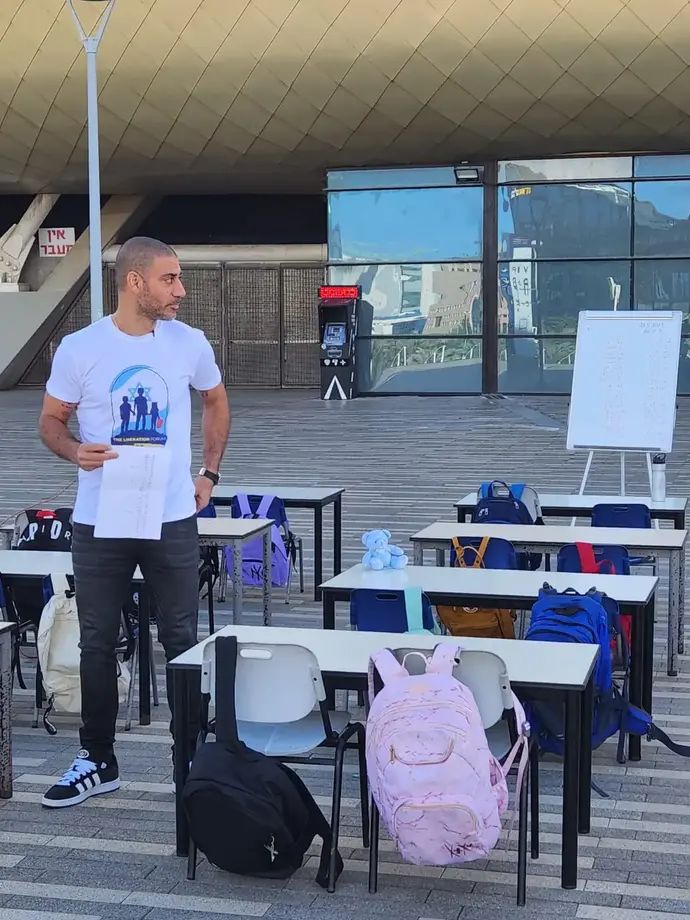 יניב קטן במחווה למען החטופים באצטדיון העירוני בחיפה