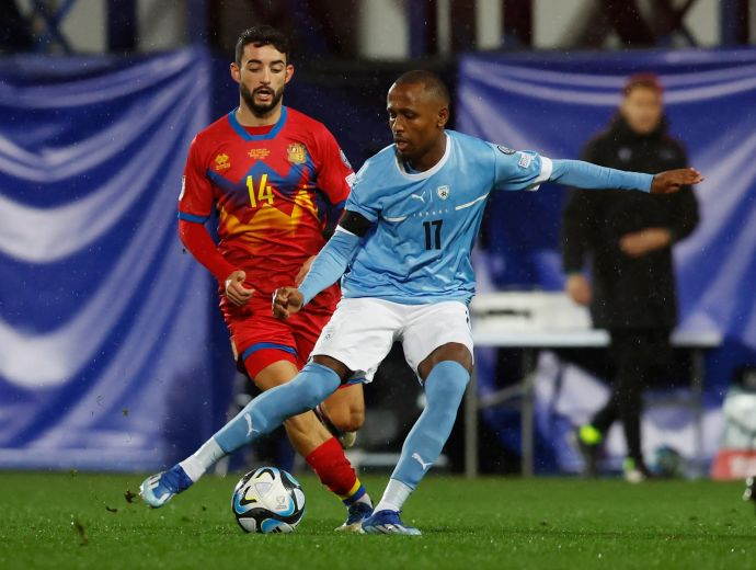 שחקן נבחרת ישראל, גדי קינדה, לפני שחקן נבחרת אנדורה, ג'ורדי אלאס