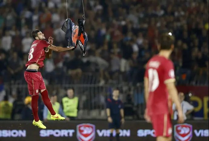 סטפן מיטרוביץ' שחקן נבחרת סרביה מוריד את דגל אלבניה