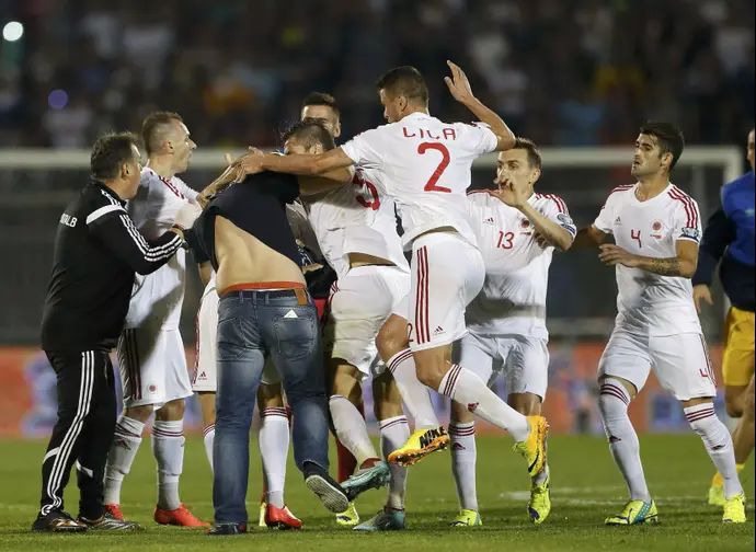 שחקני נבחרת אלבניה מכים אוהד של נבחרת סרביה שפרץ למגרש