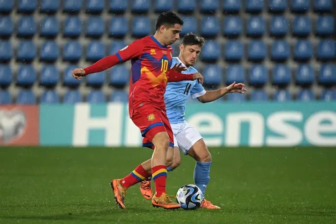 שחקן נבחרת ישראל גבי קניקובסקי מול שחקן נבחרת אנדורה קוקו פרננדס