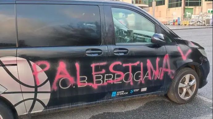 גרפיטי אנטי-ישראלי על רכב בספרד לקראת משחקה של הפועל חולון