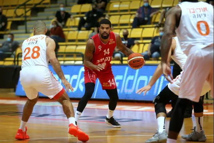 שחקן הפועל ירושלים ג'יימס פלדין מול שחקן עירוני נס ציונה רביב לימונד