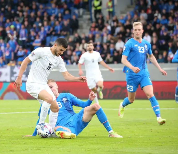 ליאל עבדה שחקן נבחרת ישראל מול דויד אולאפסון שחקן נבחרת איסלנד