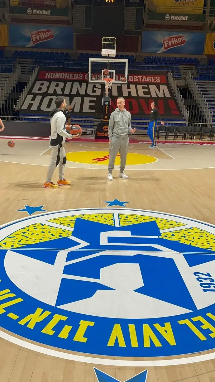 הדגל שהכינה מכבי תל אביב במחווה לחטופים והחטופות