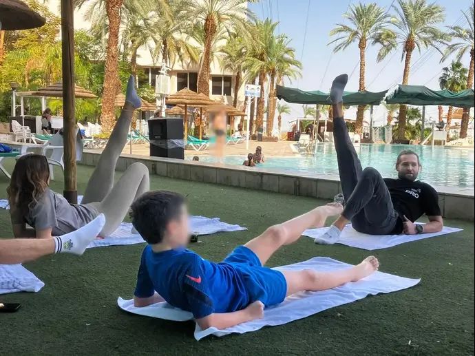 אלכס שטילוב עם תושבי בארי