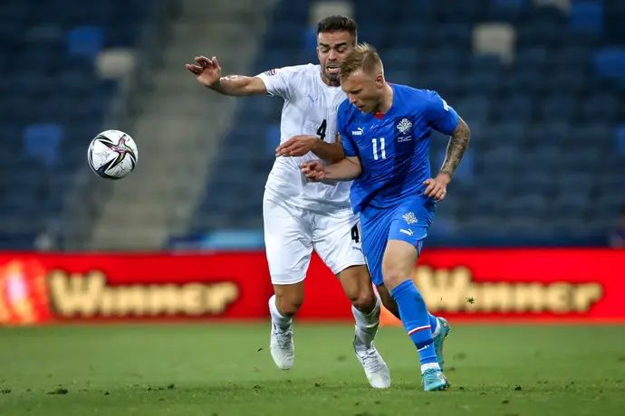 יון ת'ורסטיינסון שחקן נבחרת איסלנד לפני מיגל ויטור שחקן נבחרת ישראל