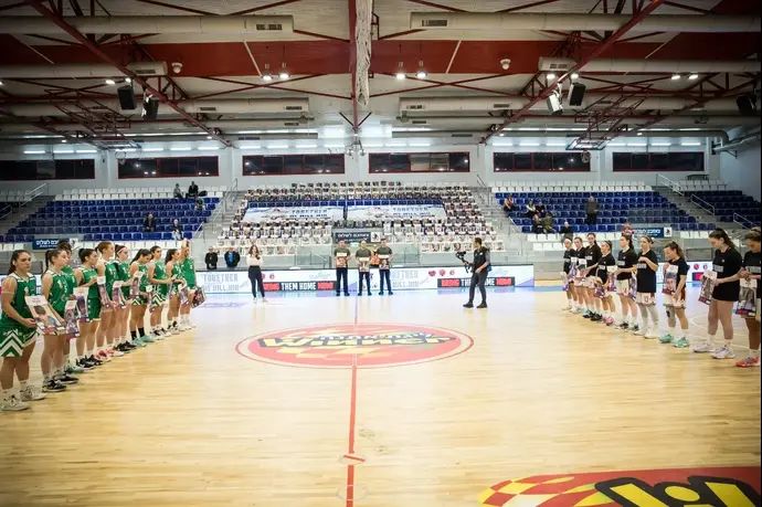 שחקניות מכבי חיפה כדורסל עם שלטים של חטופים