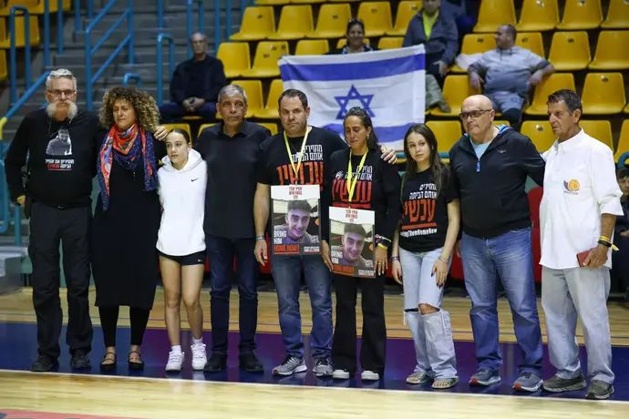 משפחתו של אופיר אנגל, החטוף בעזה, במשחק של הפועל לב ירושלים