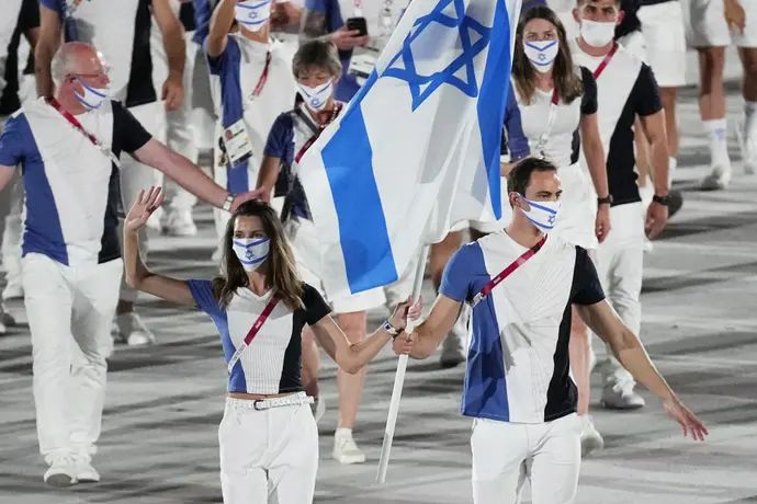 יעקב טומרקין, חנה קנייזבה מיננקו, נושאים את דגל ישראל, טקס הפתיחה של אולימפיאדת טוקיו 2020