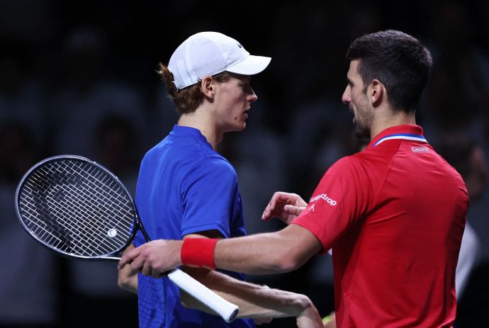 נובאק ג'וקוביץ' עם יאניק זינר לאחר הפסד בחצי גמר גביע דייויס