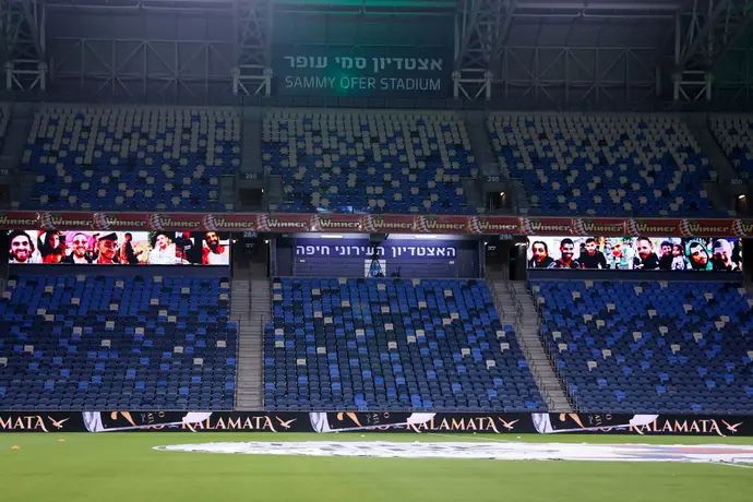 תמונות הנרצחים אוהדי מכבי חיפה מוצגות באצטדיון העירוני לפני משחק החזרה