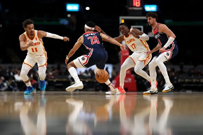 דני אבדיה, וושינגטון וויזארדס, מול שחקני אטלנטה הוקס אונייקה אוקונגוו, טריי יאנג