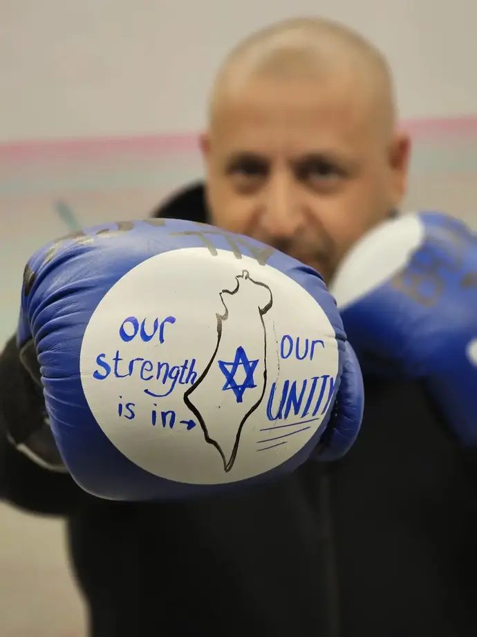 נבחרת הקיק בוקס הישראלית במחווה לשחרור החטופים