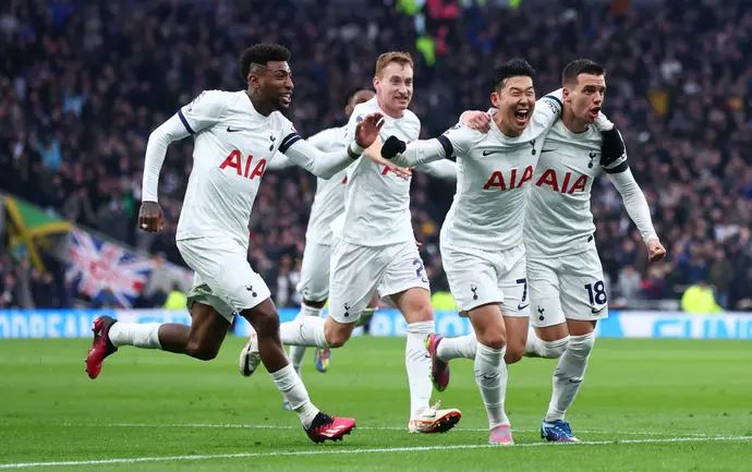 שחקני טוטנהאם חוגגים שער של ג'ובאני לו סלסו