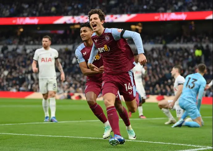 שחקן אסטון וילה פאו טורס חוגג עם אולי ווטקינס