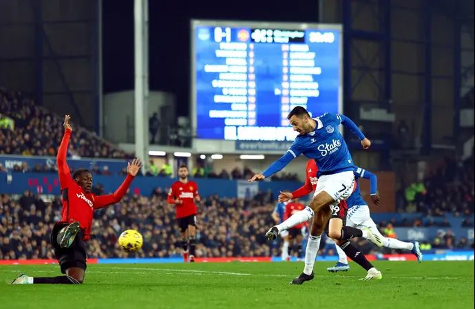 קובי מאינו מנצ'סטר יונייטד מול דווייט מקניל אברטון