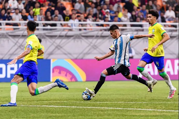 קלאודיו אצ'ברי במדי נבחרת ארגנטינה עד גיל 17 נגד ברזיל