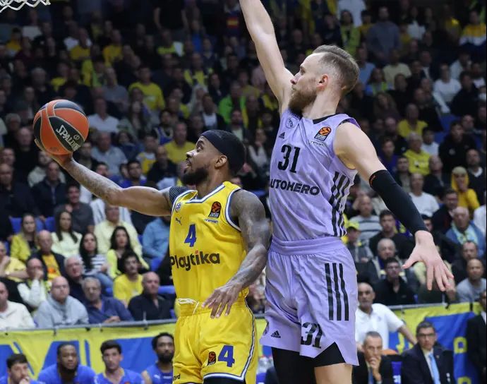 שחקן מכבי תל אביב לורנזו בראון, מול שחקן ריאל מדריד, דז'נאן מוסא