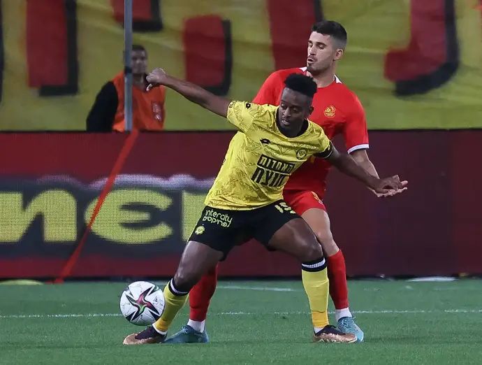 אביב אברהם שחקן מכבי נתניה לפני נאור סבג שחקן מ.ס. אשדוד