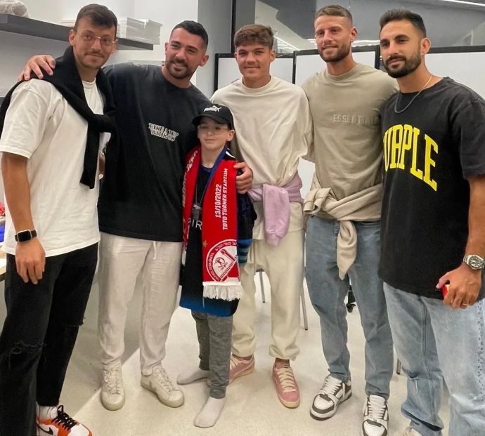 אוהד מונדר עם שחקני הפועל באר שבע